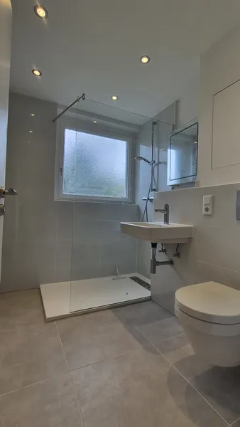 Helle 2-Zi.-Wohnung mit Parkett und EBK-Erstbezug nach Kernsanierung — photo 1